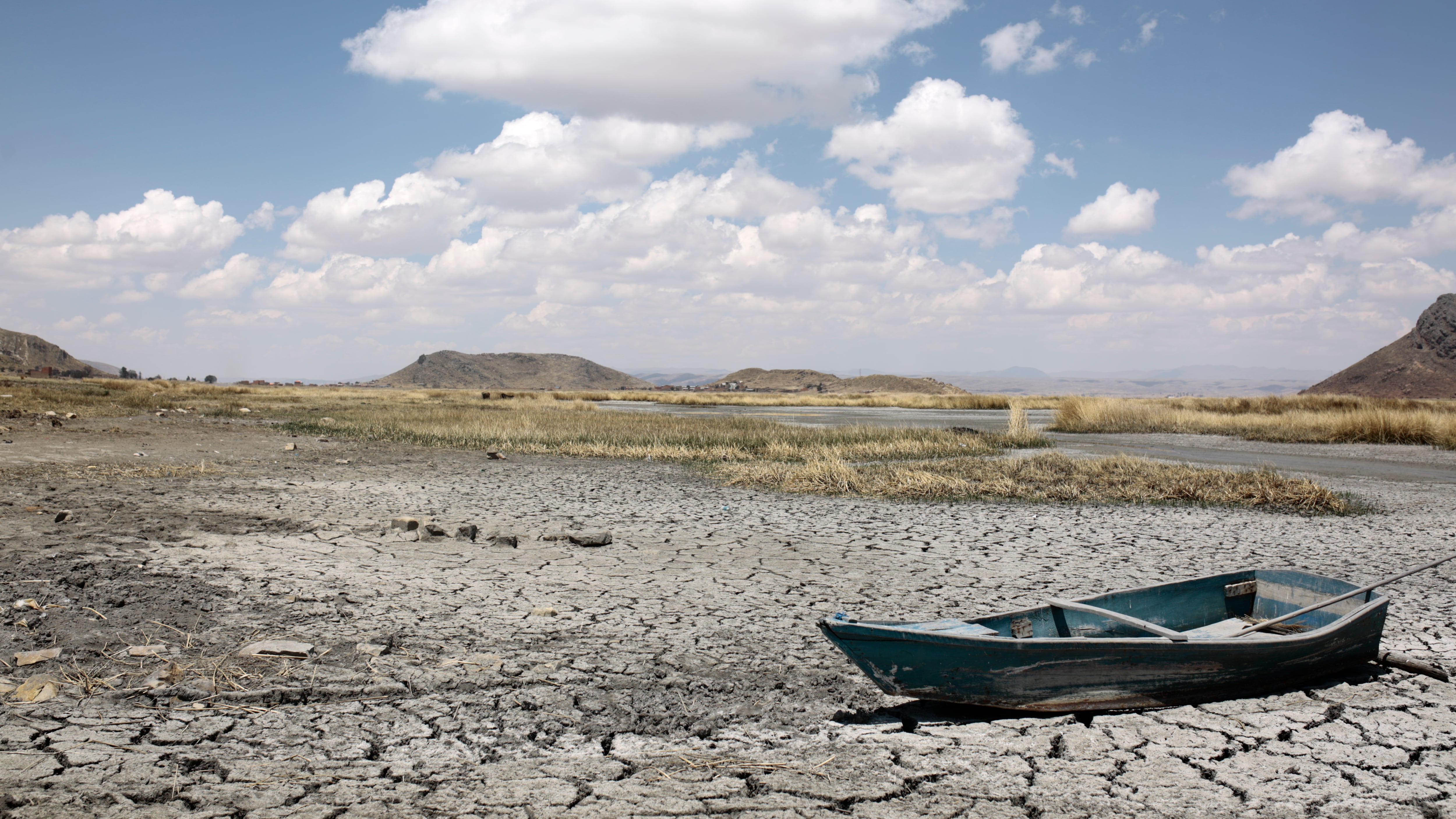 El lago Titicaca se seca mientras Bolivia sufre un calor invernal sin precedentes HUARINA, BOLIVIA - 29 DE SEPTIEMBRE: Vista de un bote atascado en una parte seca del lago Titicaca el 29 de septiembre de 2023 en Huarina, Bolivia. El nivel del agua del lago Titicaca, el lago navegable más alto del mundo, está bajando drásticamente debido al calor invernal sin precedentes que azota el país. Para diciembre, existe una "alta probabilidad" de que el lago esté 64 centímetros por debajo del nivel de alerta por sequía, batiendo el récord histórico establecido en 1996. Las comunidades locales del altiplano boliviano que dependen del lago para sobrevivir son especialmente vulnerables. (Foto de Gaston Brito Miserocchi/Getty Images)