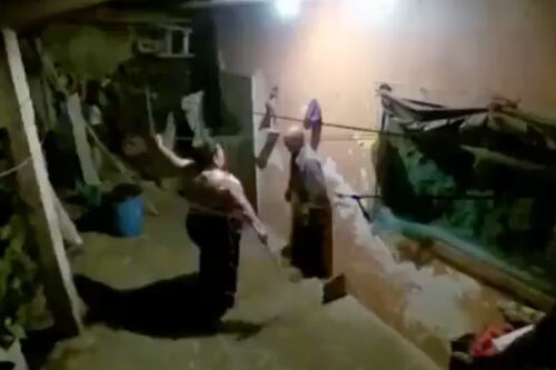 Mujer golpea con un palo de madera a su tío enfermo en Veracruz