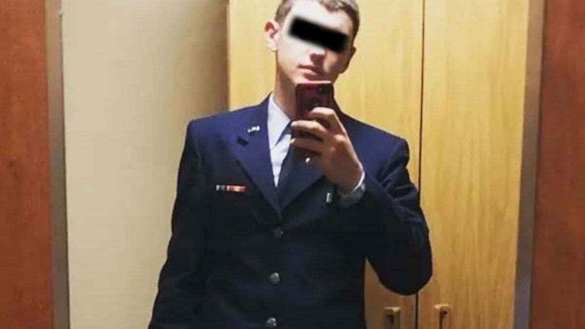 Jack Teixeira, miembro de la Guardia Nacional Aérea de Massachusetts, identificado como el principal sospechoso de filtrar documentos secretos del gobierno de EU.