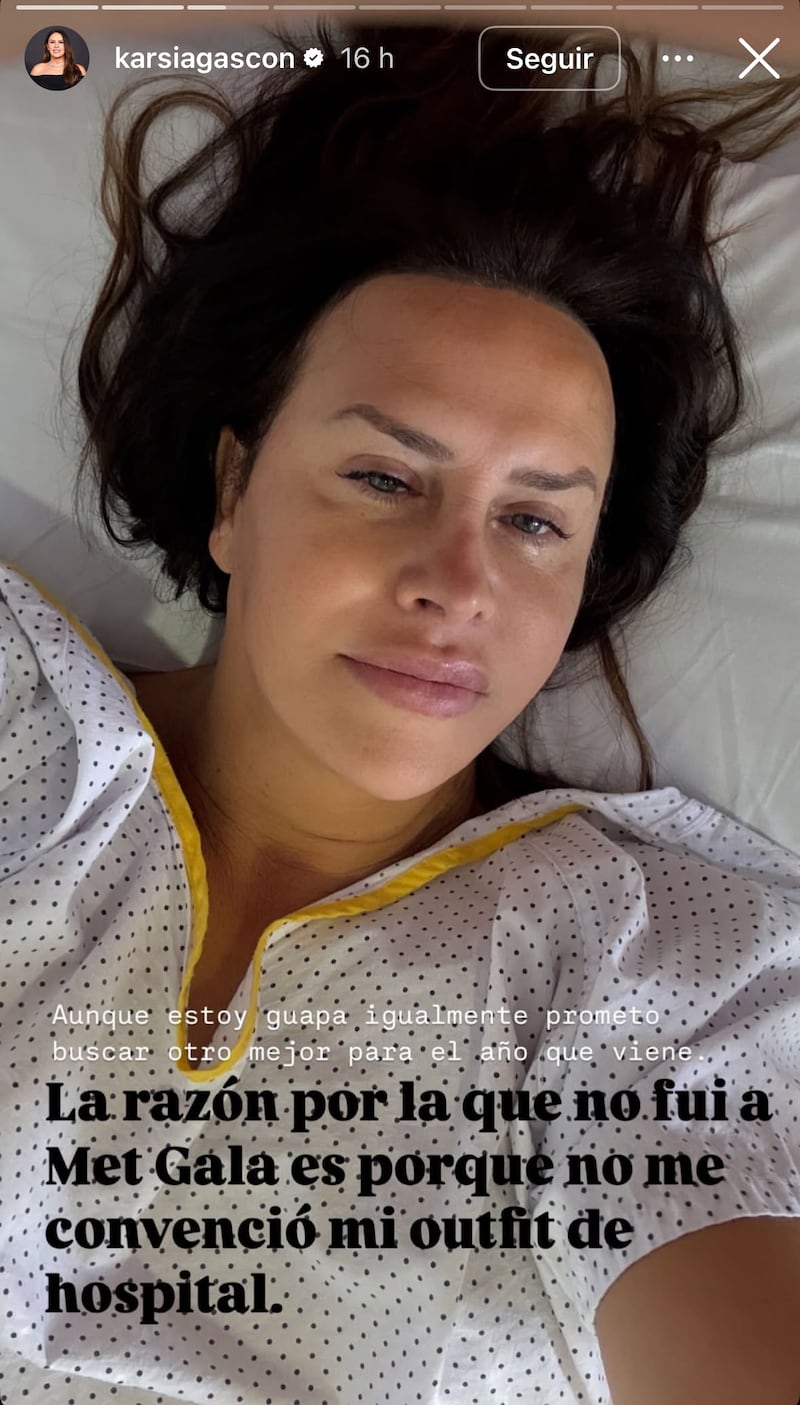 Karla Sofía Gascón reaparece desde una camilla de hospital