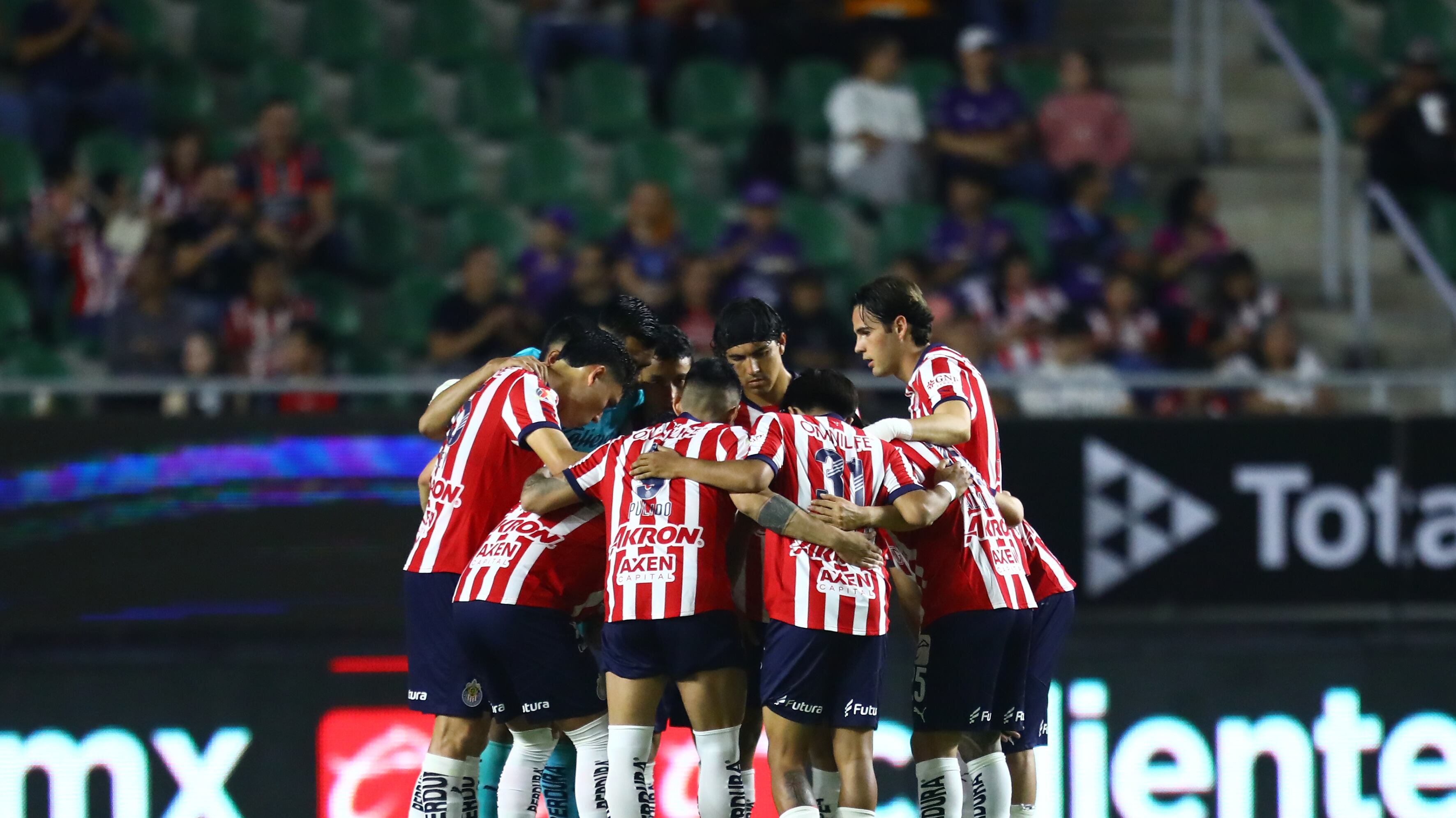 Chivas busca estratega
