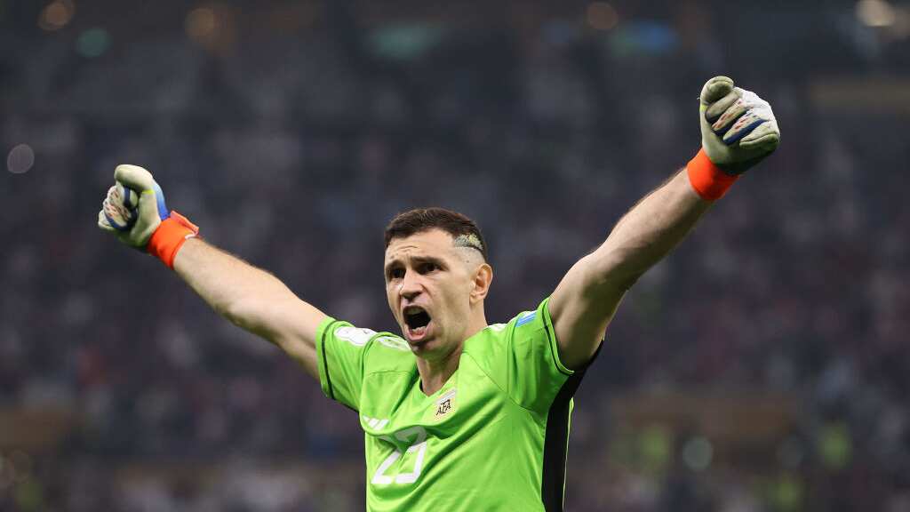 Dibu Martínez donó los guantes que usó en la final del Mundial contra Francia.