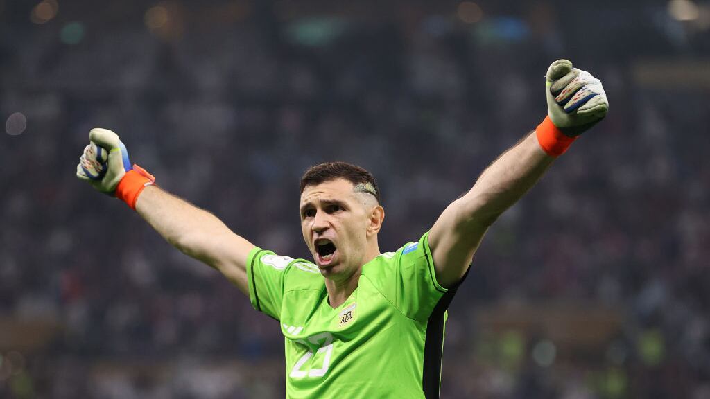 Dibu Martínez donó los guantes que usó en la final del Mundial contra Francia.