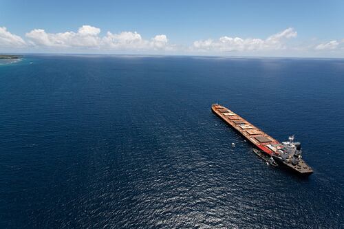 Video muestra impactante choque de buque petróleo contra barco de mercancías