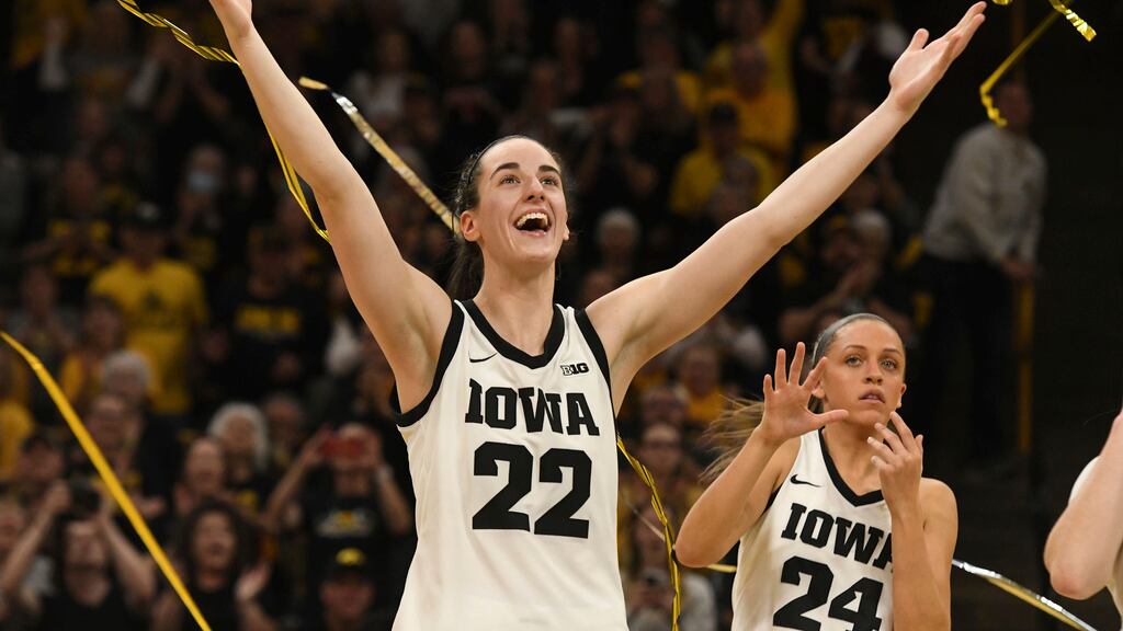 Caitlin Clark se convirtió en la máxima anotadora del básquetbol universitario de EEUU.