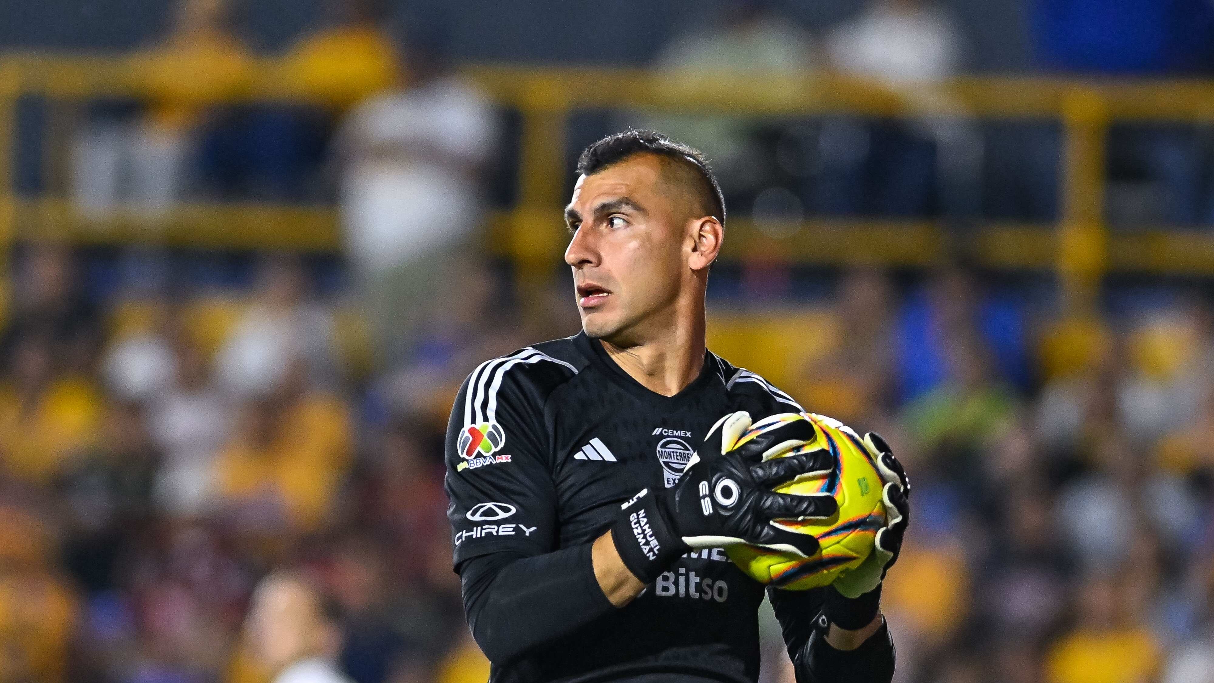 Nahuel Guzmán no ha jugado con TIgres por lesión.