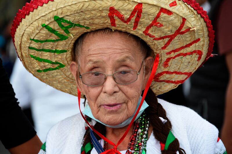 Mexicanos celebran la Independencia de México en el Zócalo capitalino