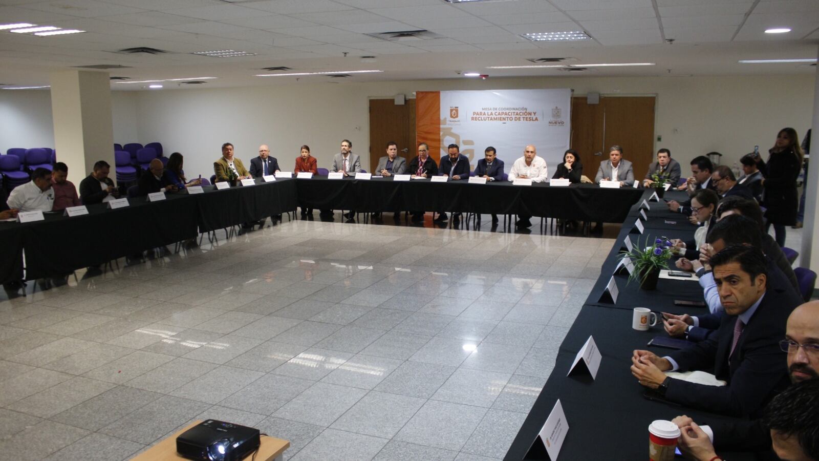 En la mesa participaron universidades, escuelas técnicas y la Secretaría del Trabajo.