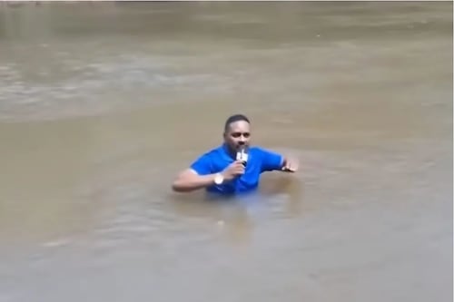 Periodista tropieza con el cuerpo de una niña mientras narraba la desaparición en vivo