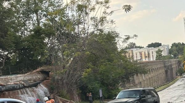 Una parte del emblemático Acueducto Gabriel Castaños, construido en el año 1900 para abastecer de agua a Guadalajara, se ha fracturado, causando una fuga considerable de agua potable que, según expertos, proviene del Bosque Los Colomos. Este ducto, situado en la intersección de las avenidas Pablo Casals y Montevideo, sufrió daños aparentemente ocasionados por una fogata encendida por personas en situación de calle, lo que debilitó la estructura.