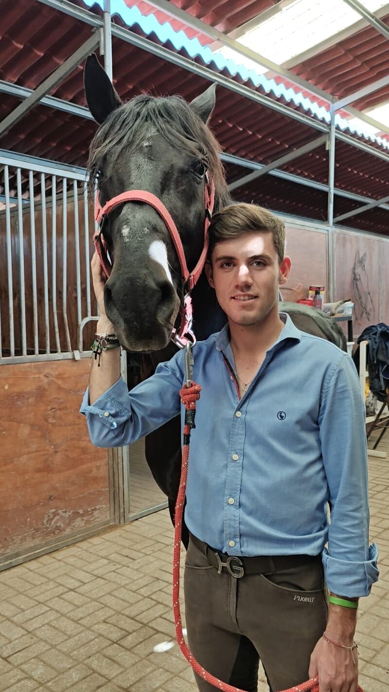 El heredero de una de las dinastías más importantes del rejoneo mundial, Guillermo Hermoso de Mendoza,  nos recibe en su rancho de San Miguel de Allende, donde entrena junto a sus caballos para su próxima corrida en la Monumental Plaza México