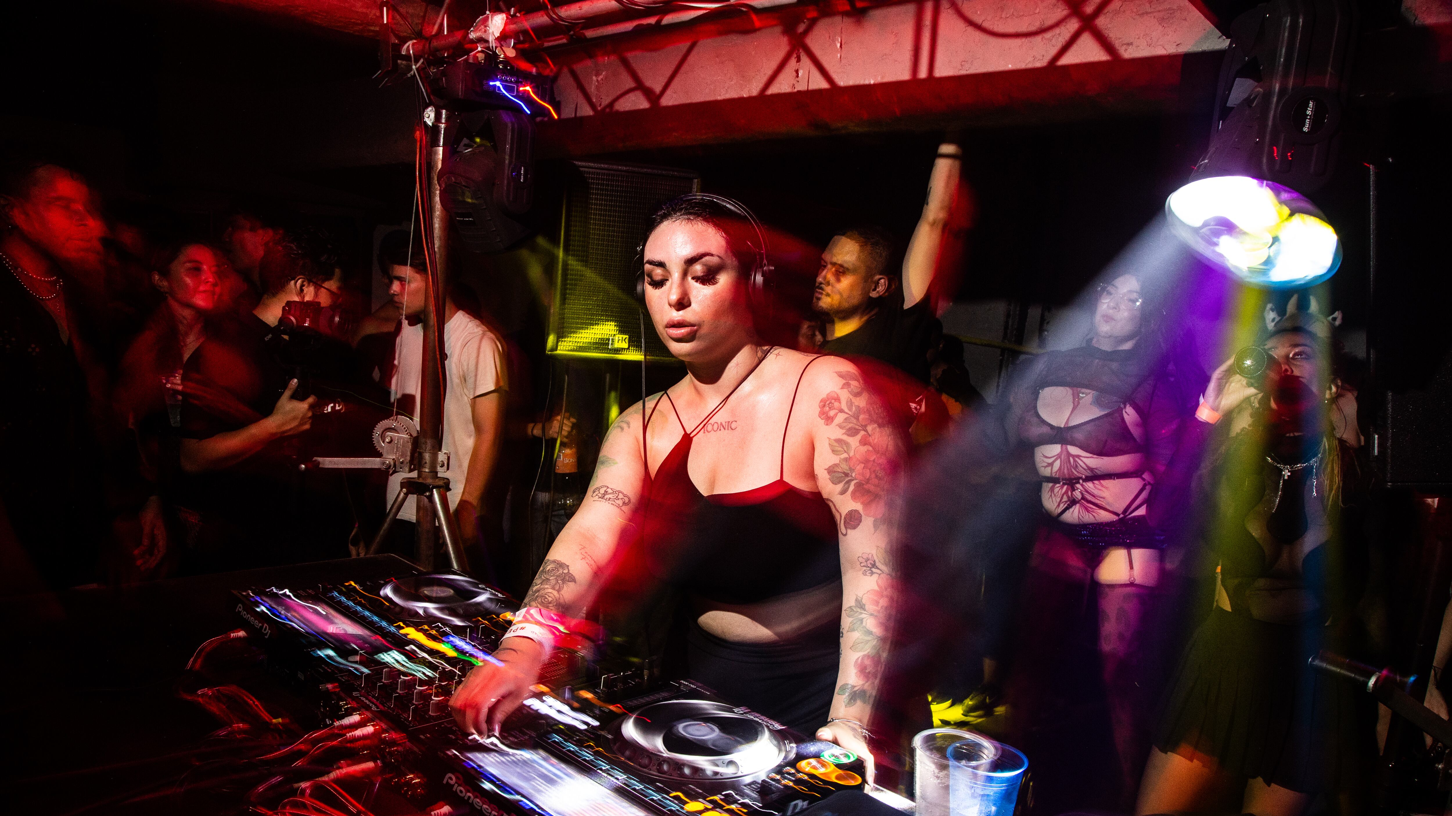 Para cerrar el Día del Orgullo, se ha preparado un espectáculo repleto de música con artistas de talla internacional y vinculados a la cultura LGBTQIA+