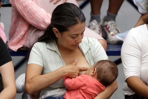Madres demandan facilitar su inserción laboral y el cuidado de sus hijos