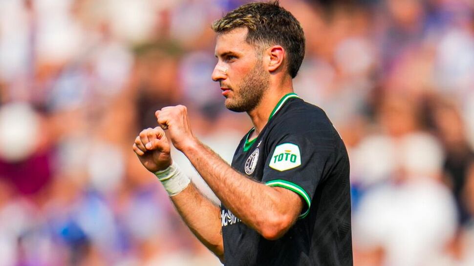 Santiago Giménez ya suma cuatro goles en la presente temporada.