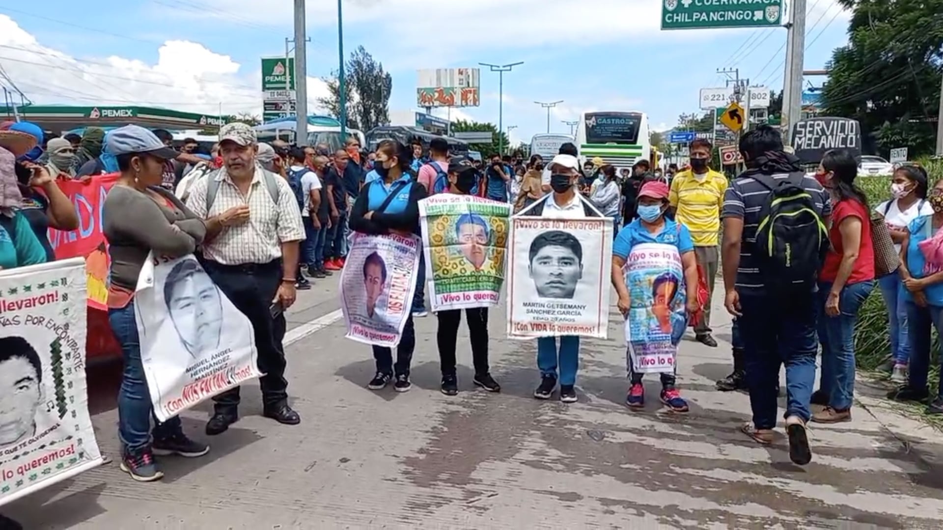 Padres de los 43 normalistas desaparecidos de Ayotzinapa y estudiantes de normales rurales de Guerrero, realizan bloque en la Autopista del Sol.
