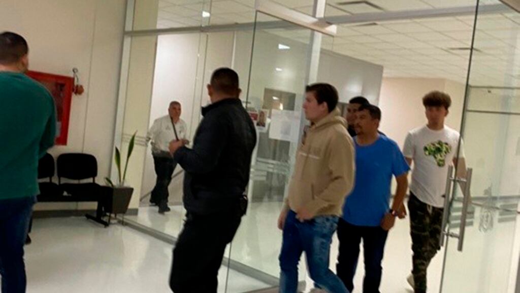 Márquez fue incluso objeto de amenazas por su acción de cerrar el Puente Atirantado, generando molestia entre automovilistas.