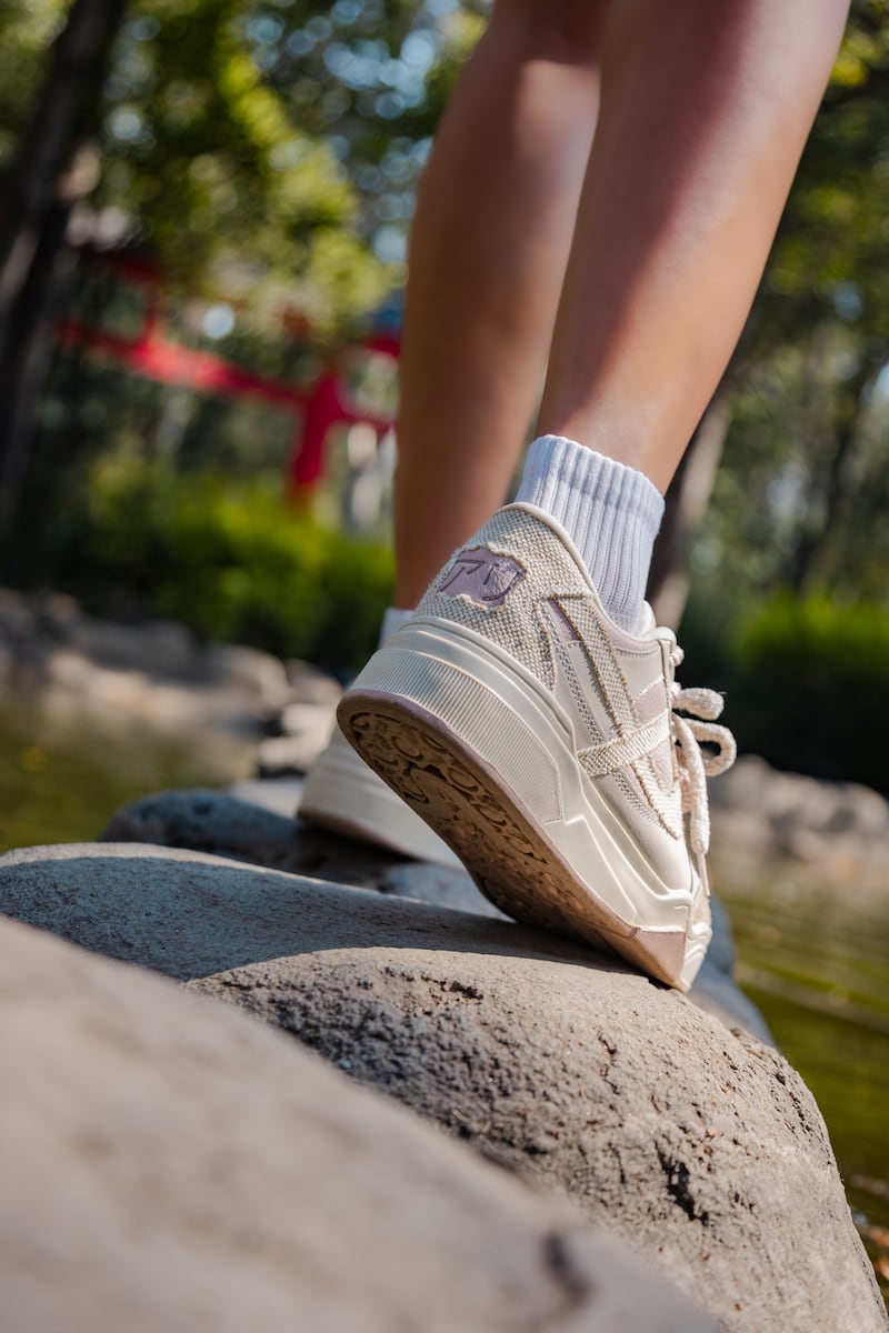La influencer diseña junto a Panam, un par versátil con detalles en katakana, suela tipo skate, materiales texturizados y accesorios exclusivos