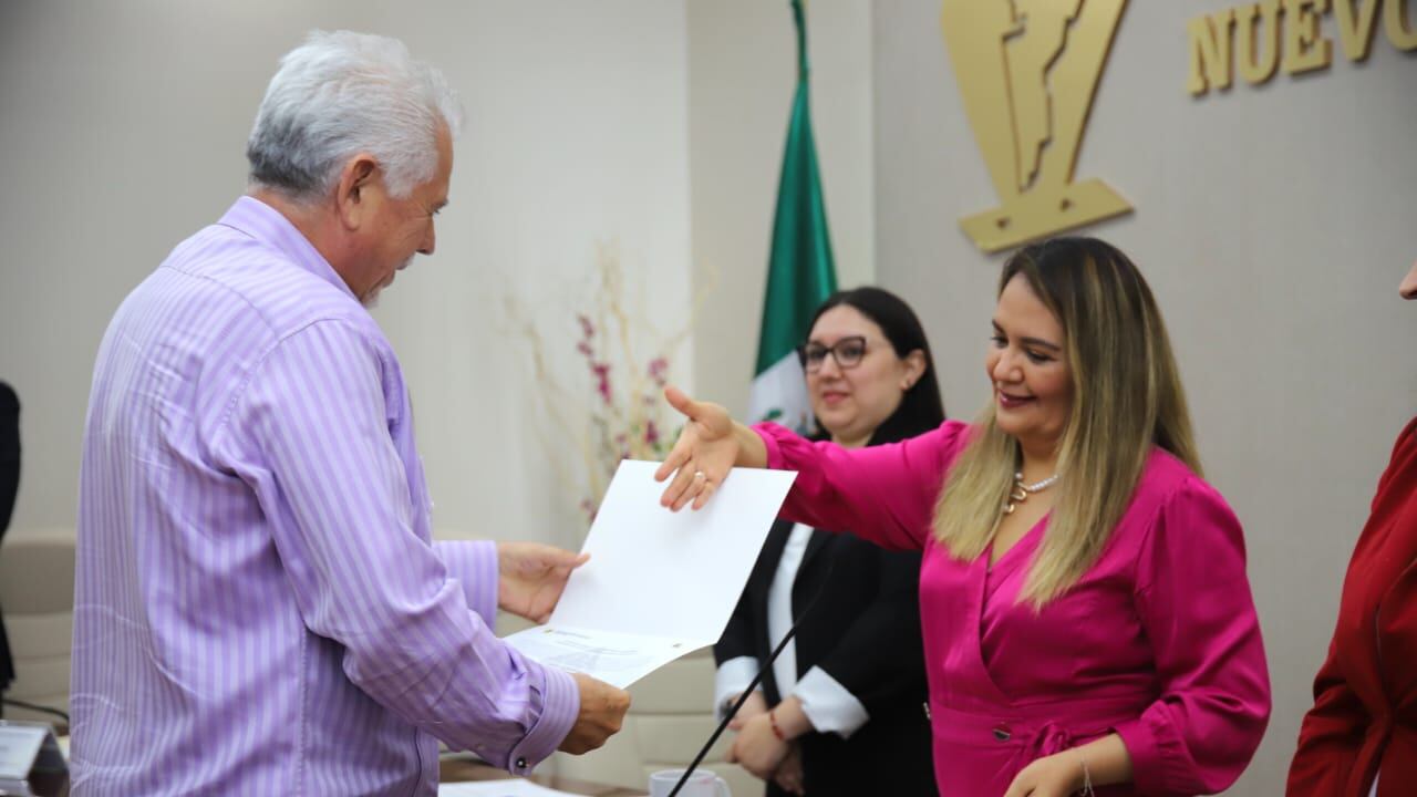 Beatriz Adriana Camacho Carrasco, consejera presidenta del Consejo General del Ieepc, entregó las constancias de nuevos partidos.