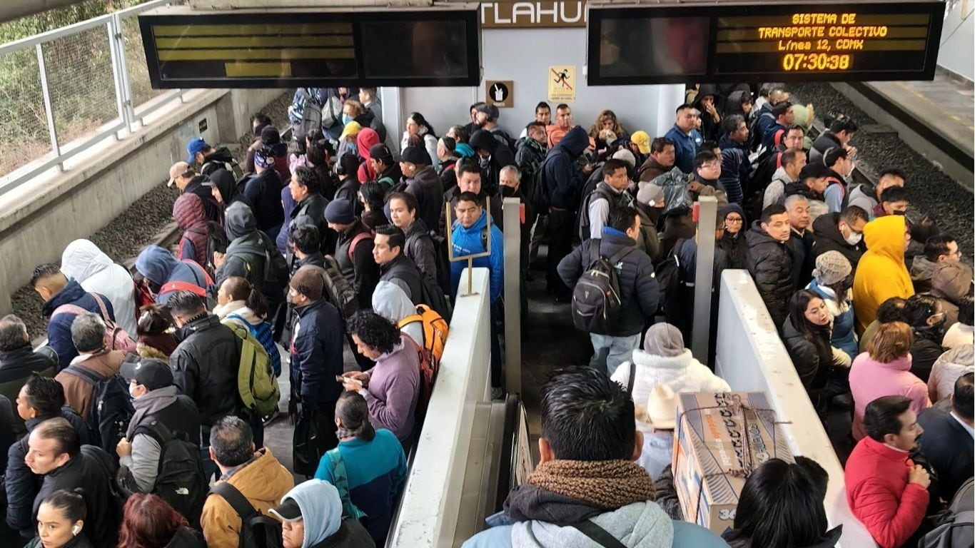 Retrasos y aglomeraciones en el Metro de la CDMX