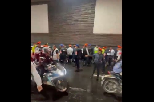 Conductor atropella a policías y civiles en la Terminal 1 del AICM