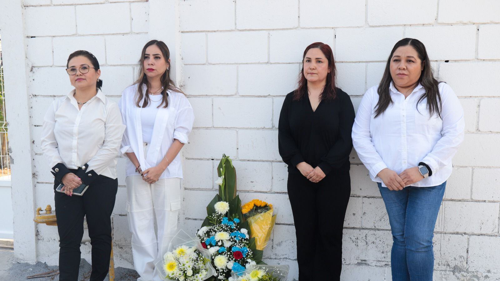 Las legisladoras colocaron una ofrenda floral en las instalaciones del DIF Fabriles.