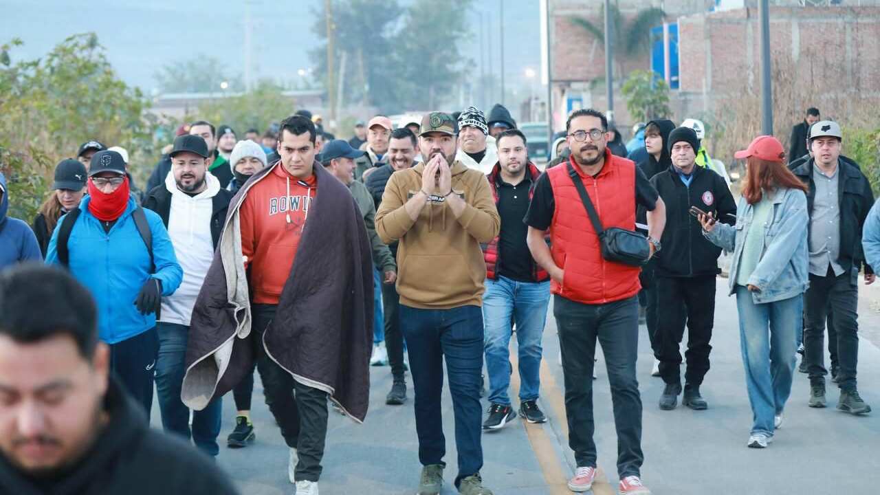 Como parte de la celebración patronal de los Santos Reyes Magos, esta madrugada se peregrinó desde la cabecera municipal de Tlajomulco de Zúñiga hasta la delegación de Cajititlán en la parroquia, el presidente municipal de Tlajomulco, Gerardo Quirino acompañó la procesión.