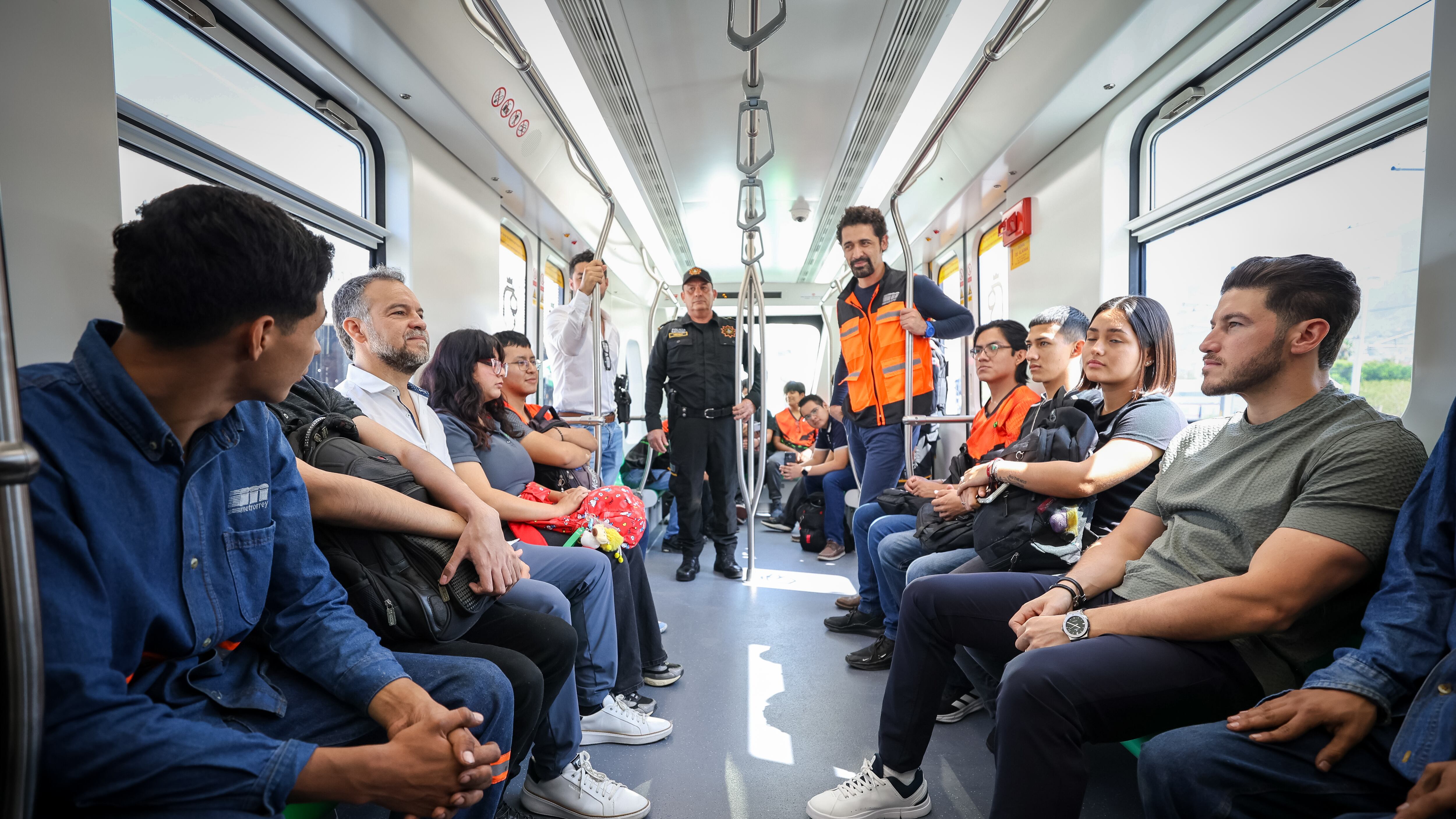 García estrenó las nuevas unidades del Metro.