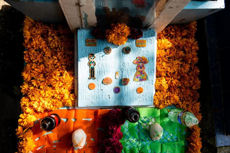 Familias acuden al Panteón Civil de Dolores por Día de Muertos