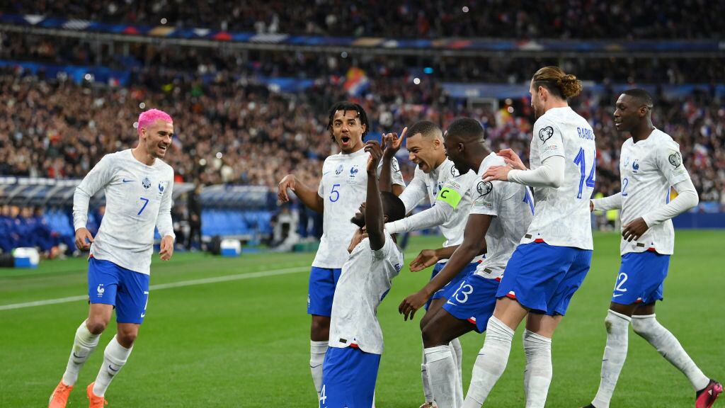 Mbappé se estrenó como capitán de Francia en el arranque de las eliminatorias rumbo a la Euro 2024.