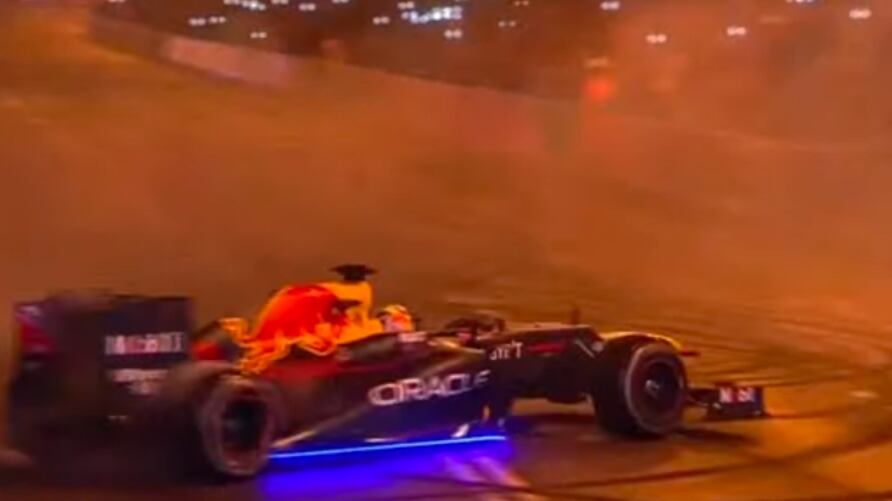 Checo Pérez a bordo del RB7 en el Red Bull Showrun Madrid 2023.