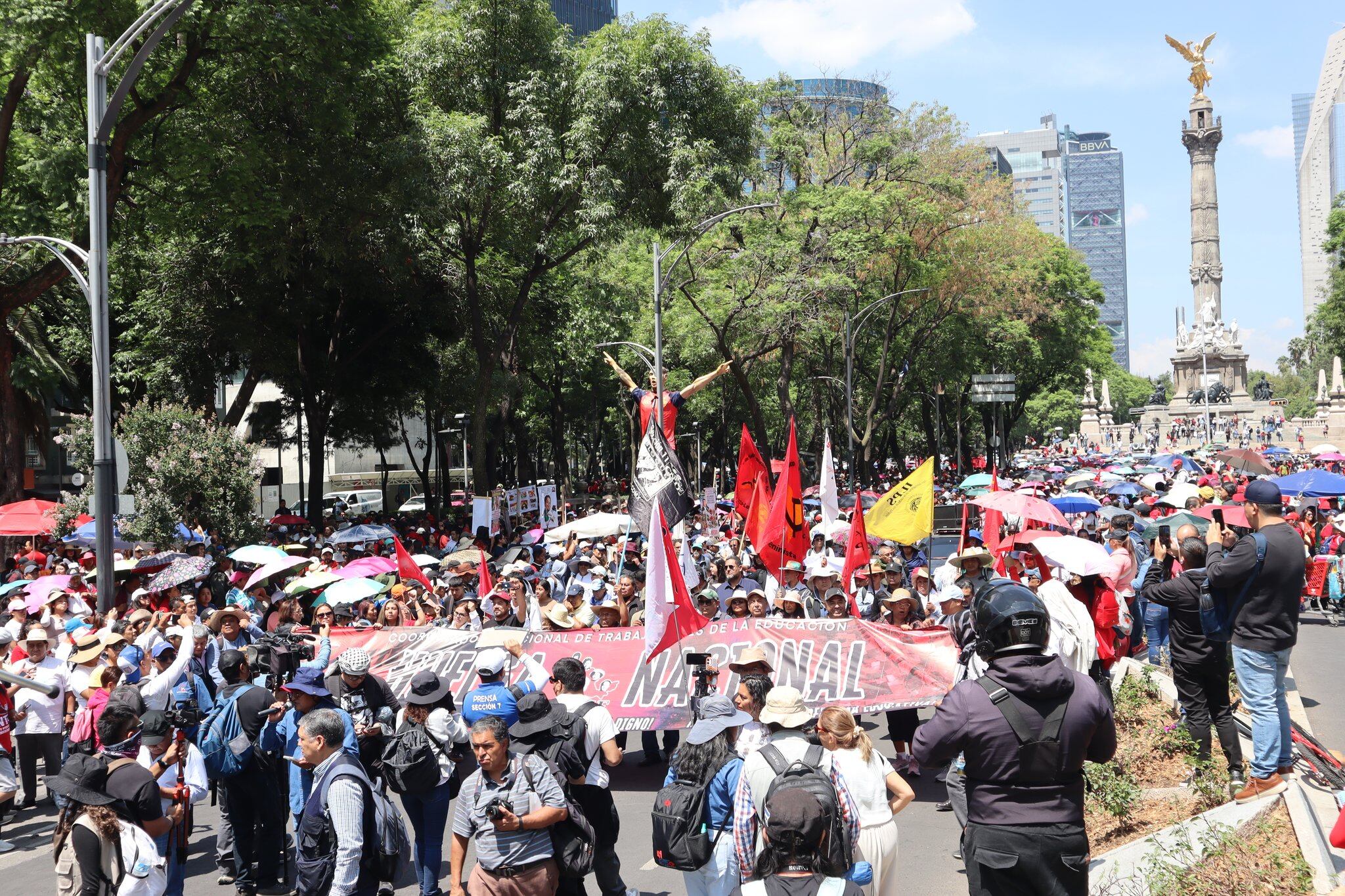 Sube la tensión: CNTE se enfrenta a policías e intenta derribar vallas rumbo al Zócalo
