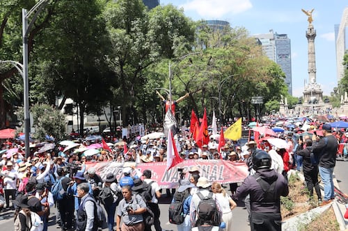 Sube la tensión: CNTE se enfrenta a policías e intenta derribar vallas rumbo al Zócalo
