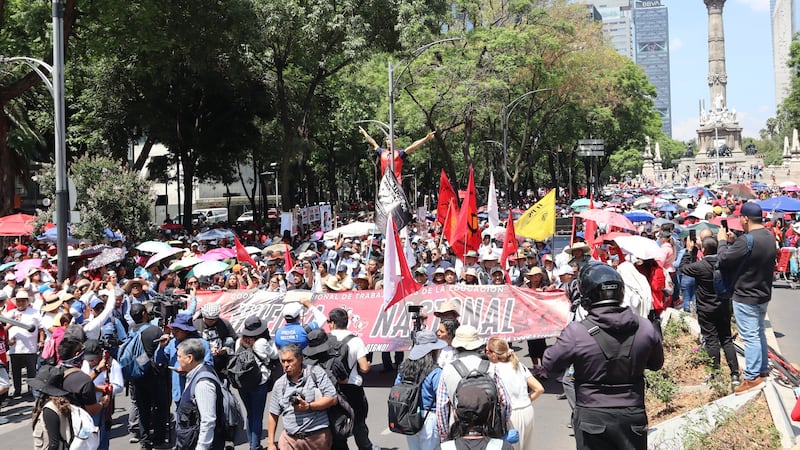 Sube la tensión: CNTE se enfrenta a policías e intenta derribar vallas rumbo al Zócalo