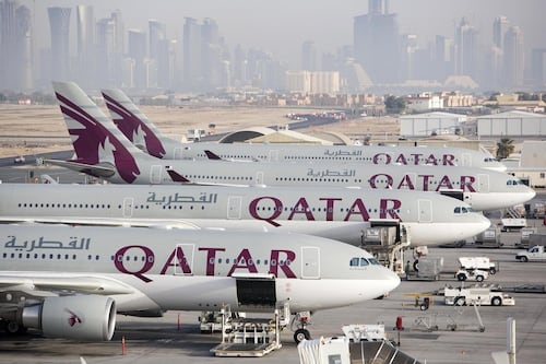 Qatar Airways evacúa su flota a España y pone en alerta a IAG por la guerra en el Golfo