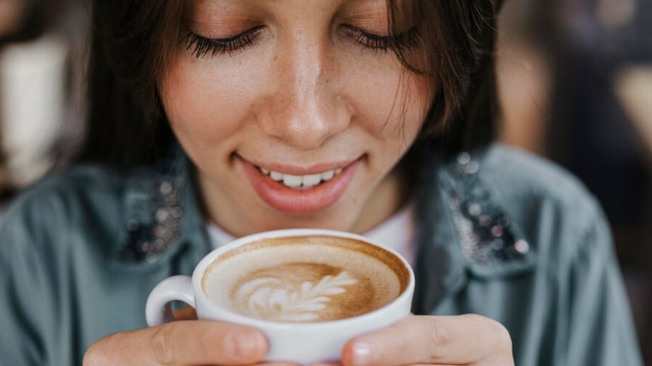 Joven disfrutando de una taza de café.