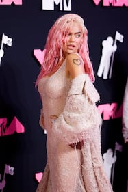 Grandes personalidades desfilan por la Alfombra Rosa de los MTV VMAs.