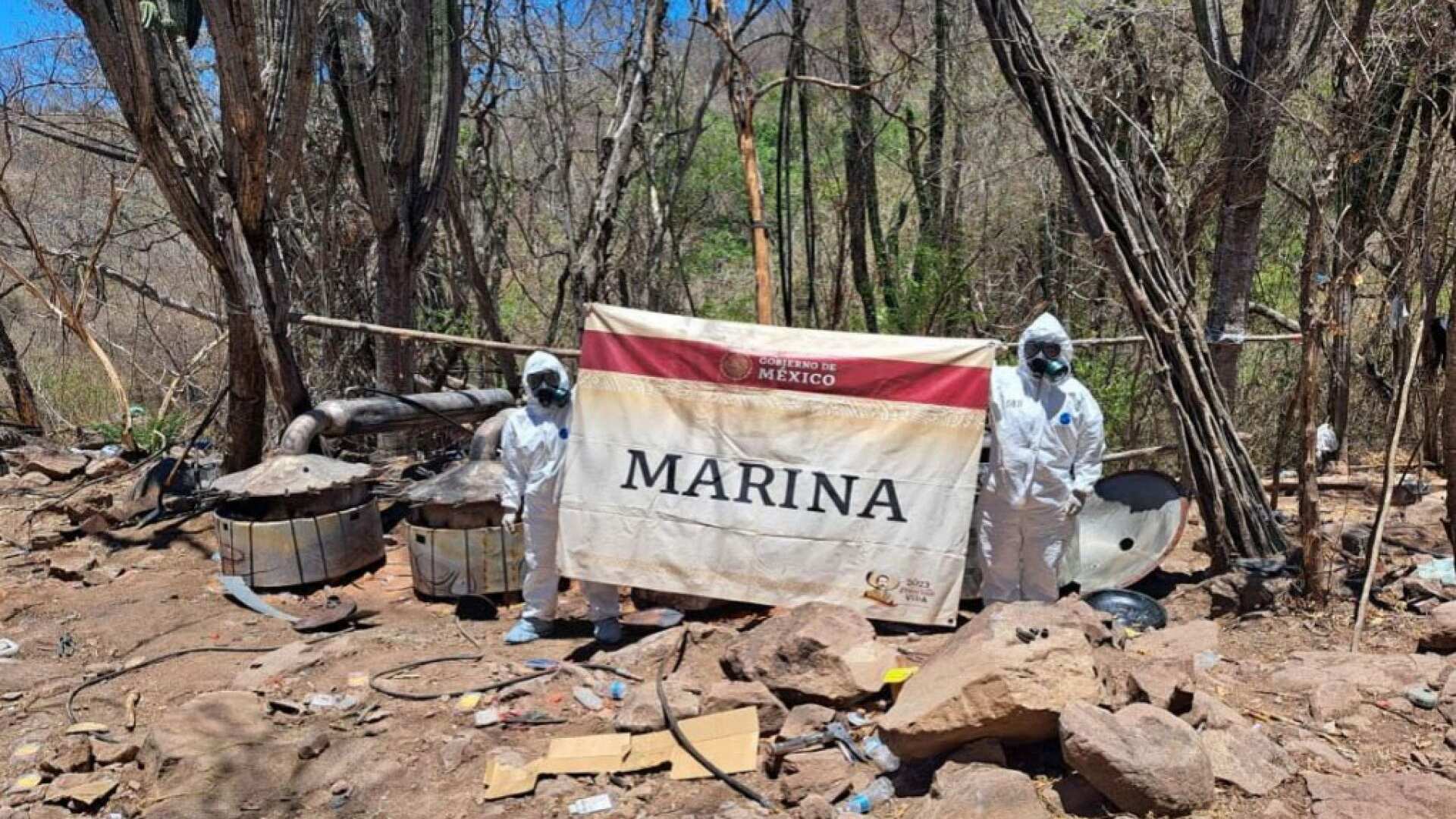 Marina asegura almacén de explosivos y drogas en Sinaloa