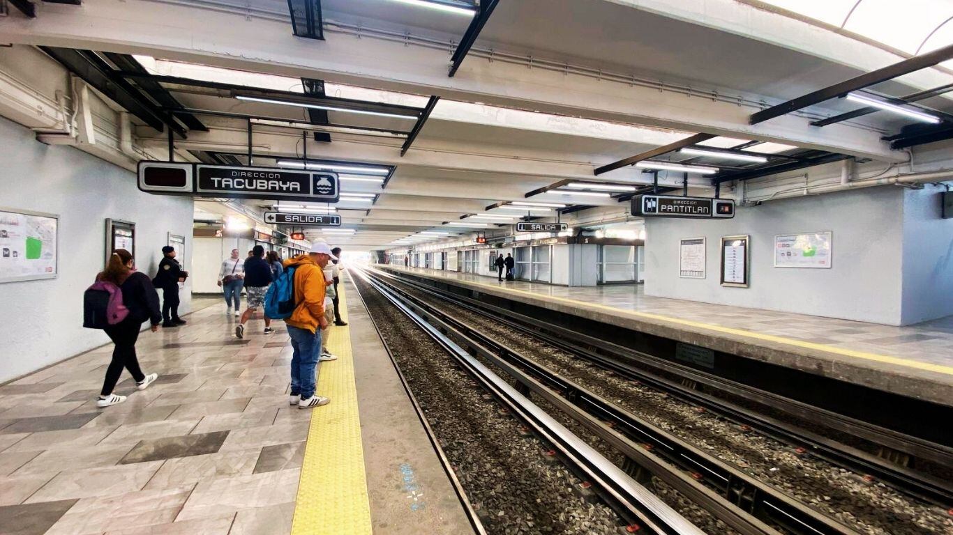 Usuarios reportan aglomeraciones en el Metro CDMX este 19 de abril de 2025