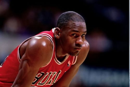 Filtran polémico video de Michael Jordan tocando a un menor durante festejo