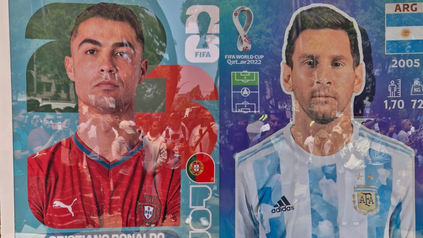 Estampas gigantes de Cristiano y Messi engalan Paseo de la Reforma.