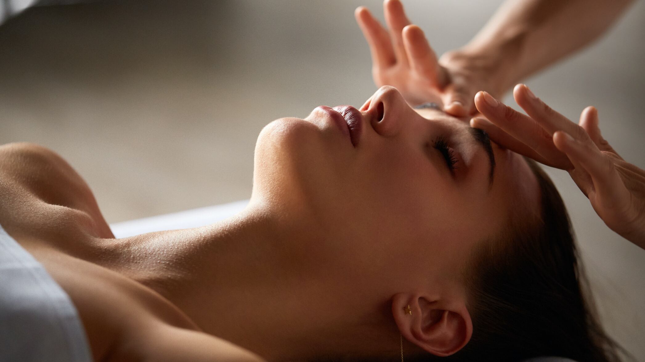 Descubre cómo los tratamientos faciales en clínicas especializadas pueden transformar tu piel.