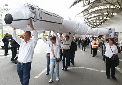 Integrantes de la Asociación Sindical de Pilotos y Aviadores y extrabajadores de Mexicana se manifestaron en el AICM par asolicitarle al presidente Andrés Manuel López Obrador, que apoye el reinicio de operaciones de la aerolínea.