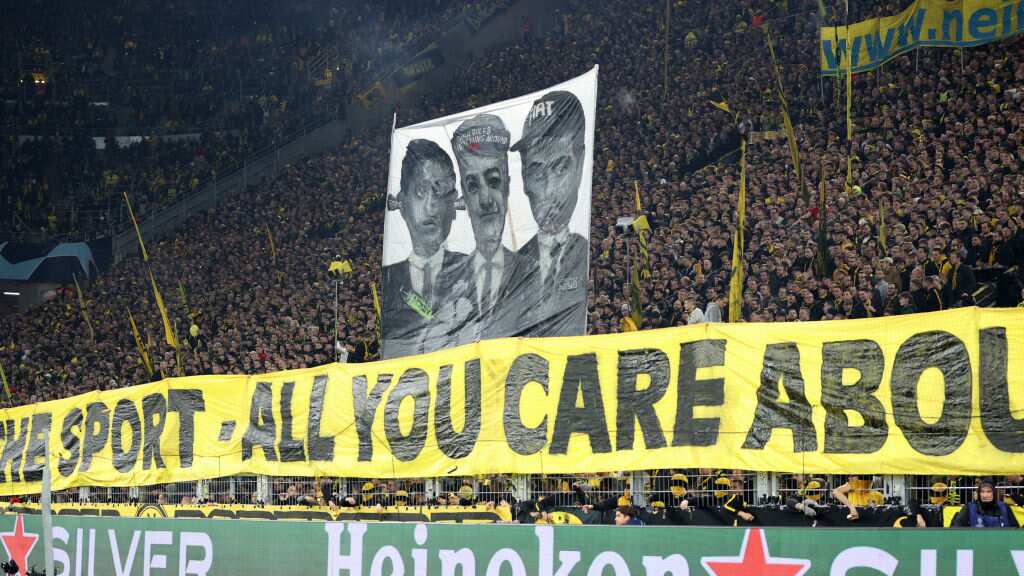 Afición del Borussia Dortmund protestó contra la FIFA y la UEFA.
