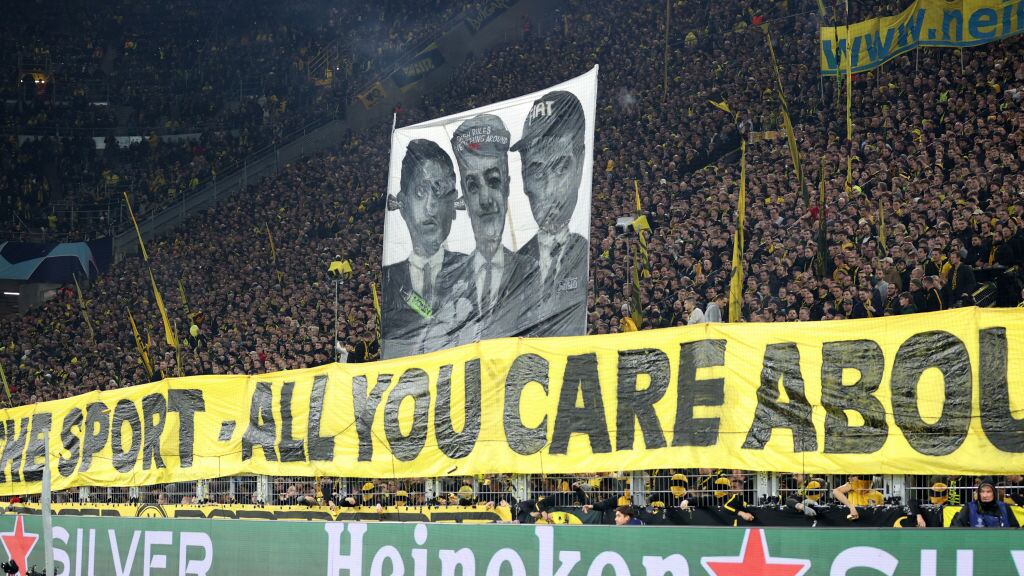 Afición del Borussia Dortmund protestó contra la FIFA y la UEFA.