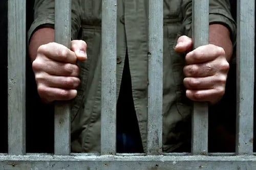 Detienen a profesora tras acusaciones de abuso sexual y envío de imágenes a una menor