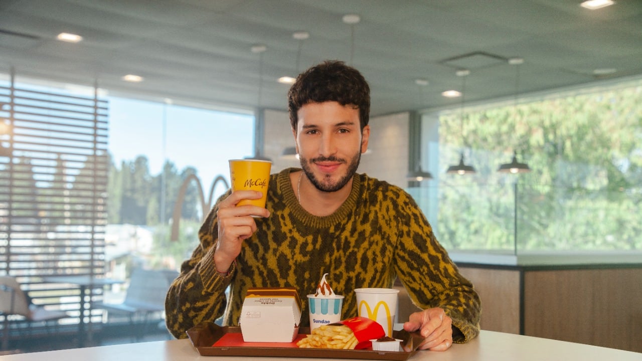 El cantante colombiano posando con su menú preferido