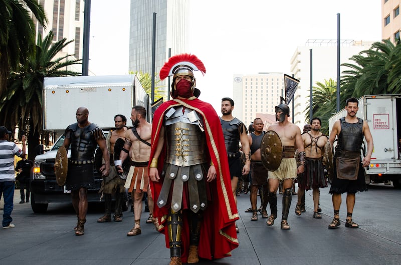 Oribe Peralta se vistió de Gladiador y recorrió las calles del centro histórico de la CDMX.