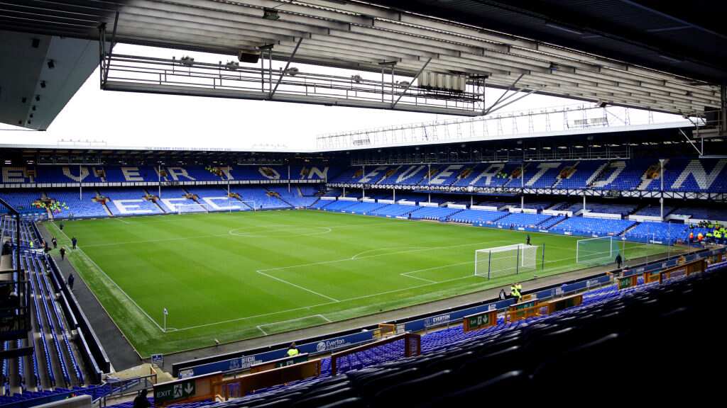 El Everton fue sancionado por incumplir con reglas financieras en Premier League.