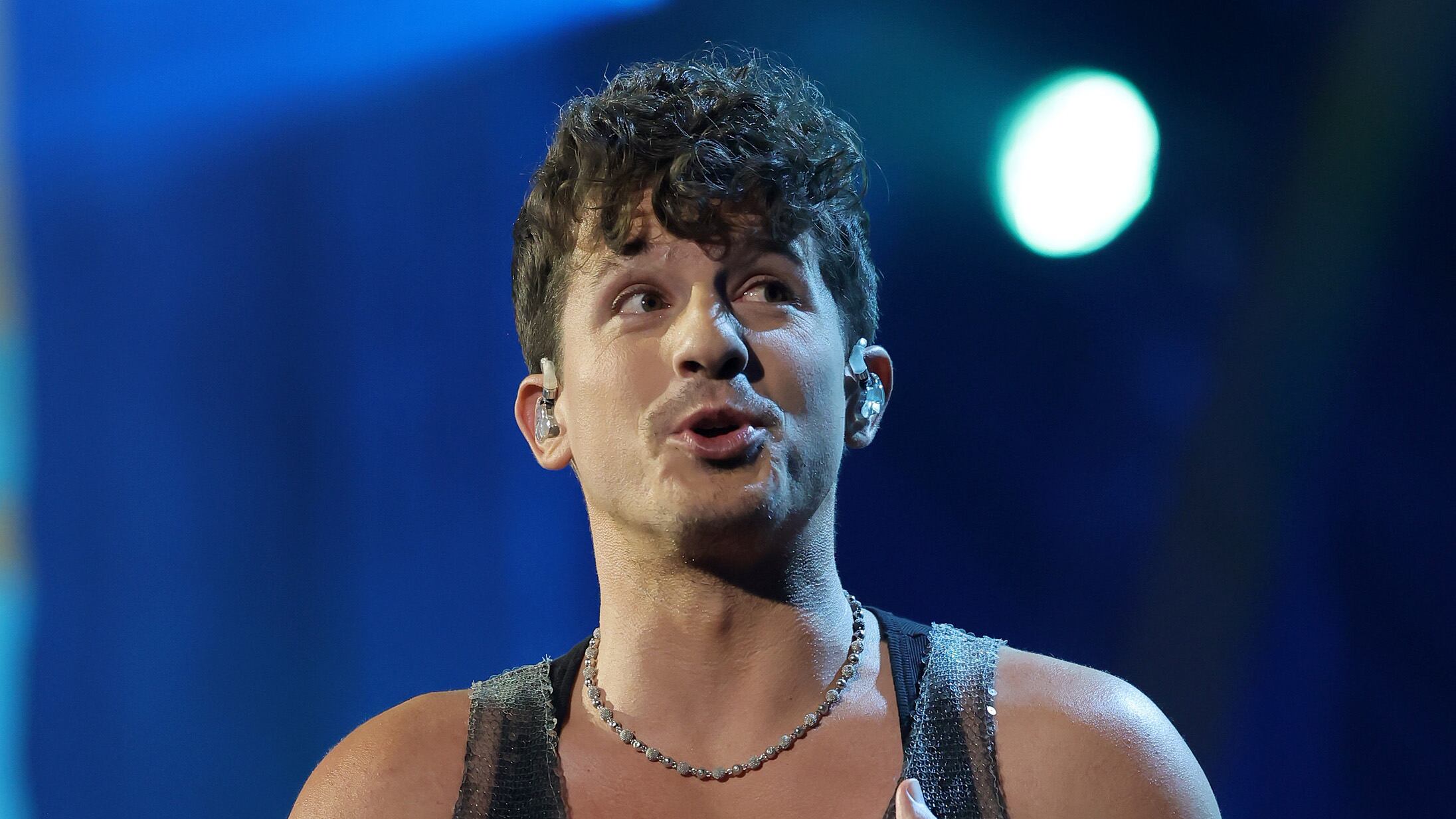 El cantante trae sus éxitos, incluido sus colaboraciones con Jungkook de BTS.