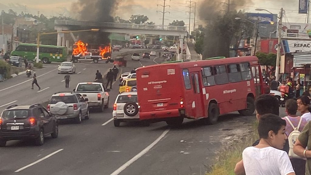 Bloqueo de la delincuencia organizada en carretera a Saltillo.